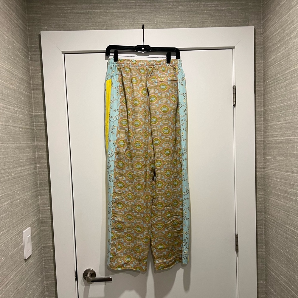 Beautiful loose fitting linen pants with draw string tie and zippered pockets